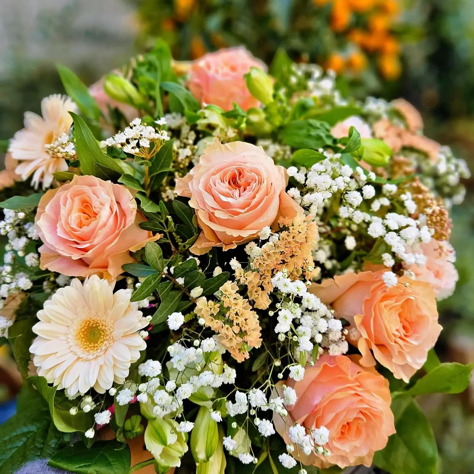 Dusk-toned floral arrangement on a wedding table